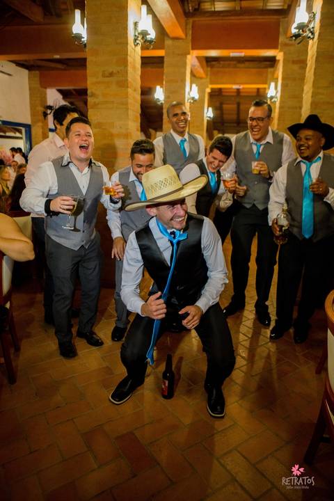 noivo dancando passando gravata'