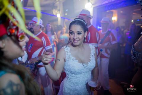 noiva samba noivo chapeu abrindo  mesa do bolo flor e arte decoração mesa villa bela evento'