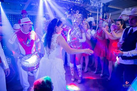 noiva samba noivo chapeu abrindo  mesa do bolo flor e arte decoração mesa villa bela evento'