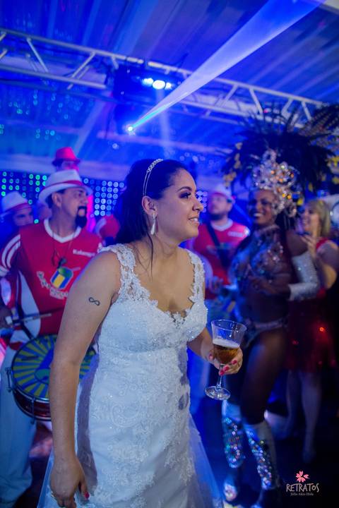 noiva samba noivo chapeu abrindo  mesa do bolo flor e arte decoração mesa villa bela evento'