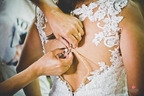 fechando vestido de noiva'