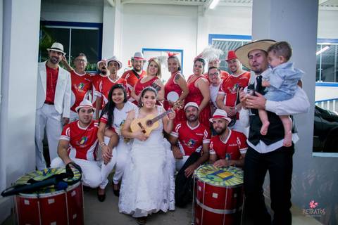 noiva samba noivo chapeu abrindo  mesa do bolo flor e arte decoração mesa villa bela evento'