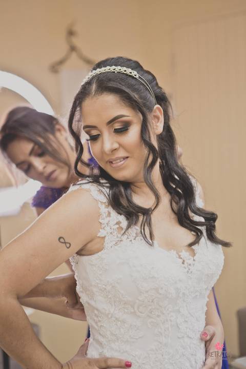 fechando vestido de noiva ajuda da mãe'