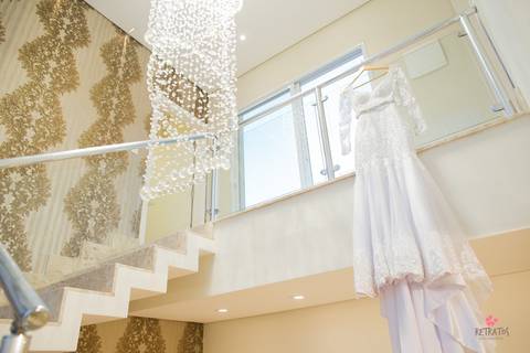 vestidonoiva pendurado na escada lustre'