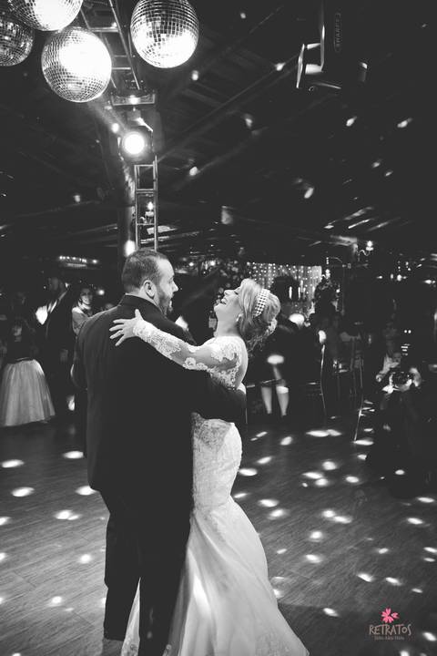 casal casamento sorrindo dança noiva entrega buque a mãe espaço sumatra louveira noivo chora ao ver noiva entrar noiva escada vestido lustre espaço sumatra louveira casamento no campo interior '