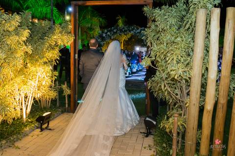 noivo chora ao ver noiva entrar noiva escada vestido lustre espaço sumatra louveira casamento no campo interior '