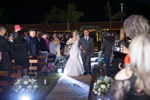 noiva corredor cerimonia campo noivo chora ao ver noiva entrar noiva escada vestido lustre espaço sumatra louveira casamento no campo interior '