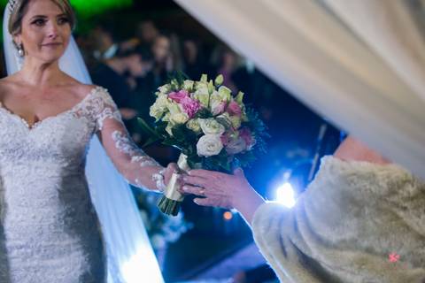 noiva entrega buque a mãe espaço sumatra louveira noivo chora ao ver noiva entrar noiva escada vestido lustre espaço sumatra louveira casamento no campo interior '