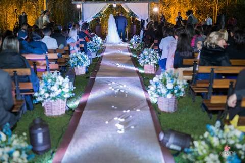 decoração espaço sumatra casamento no campo sampa noiva entrega bunoiva entrega buque a mãe espaço sumatra loque a mãe espaço sumatra louveira noivo chora ao ver noiva entrar noiva escada vestido lustre espaço sumatra louveira casamento no campo interior '