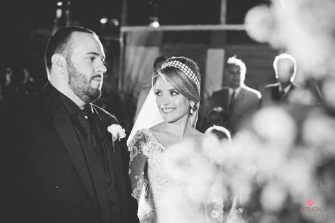 noiva sorrindo cerimonia foto preto branco noiva entrega buque a mãe espaço sumatra louveira noivo chora ao ver noiva entrar noiva escada vestido lustre espaço sumatra louveira casamento no campo interior '