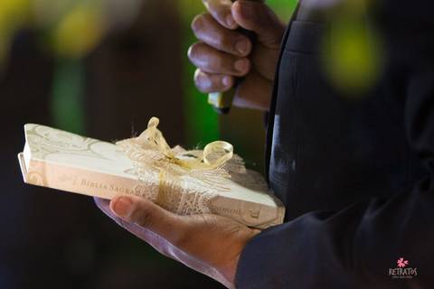 biblia na mão do pastor durante a cerimonia noiva entrega buque a mãe espaço sumatra louveira noivo chora ao ver noiva entrar noiva escada vestido lustre espaço sumatra louveira casamento no campo interior '