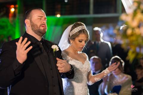 cerimonia no campo rezando noiva entrega buque a mãe espaço sumatra louveira noivo chora ao ver noiva entrar noiva escada vestido lustre espaço sumatra louveira casamento no campo interior '