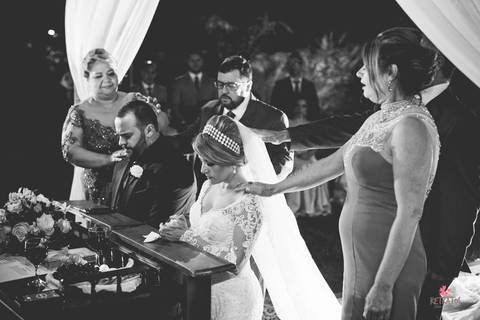 os pais abençoando o casal durante a cerimonia noiva entrega buque a mãe espaço sumatra louveira noivo chora ao ver noiva entrar noiva escada vestido lustre espaço sumatra louveira casamento no campo interior '