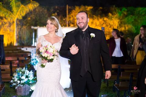 casal saido da cerimonia feliz e sorrindo noiva entrega buque a mãe espaço sumatra louveira noivo chora ao ver noiva entrar noiva escada vestido lustre espaço sumatra louveira casamento no campo interior '