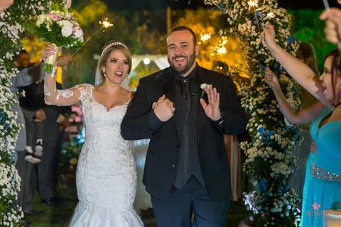 noivos feliz sendo recepcionados pelos padrinhos vestido lustre espaço sumatra louveira casamento no campo interior '