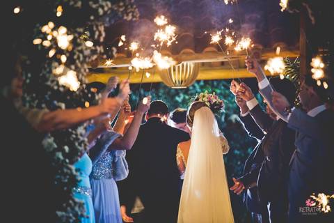 noivos saindo do casamento sendo recepcionado padrinhos sparks '