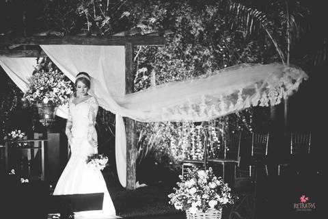 noiva véu voando noiva entrega buque a mãe espaço sumatra louveira noivo chora ao ver noiva entrar noiva escada vestido lustre espaço sumatra louveira casamento no campo interior '