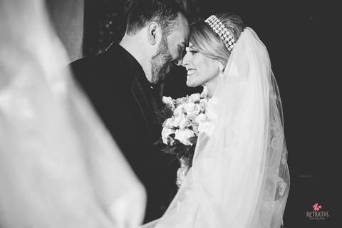 veu noiva vestido longo e noivo noiva entrega buque a mãe espaço sumatra louveira noivo chora ao ver noiva entrar noiva escada vestido lustre espaço sumatra louveira casamento no campo interior '