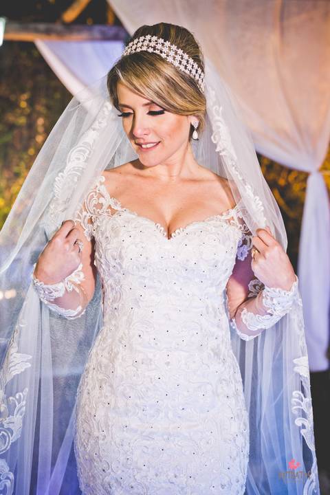 vestido e véu noiva entrega buque a mãe espaço sumatra louveira noivo chora ao ver noiva entrar noiva escada vestido lustre espaço sumatra louveira casamento no campo interior '