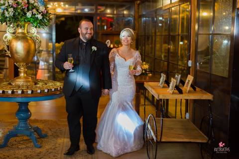 entrada do casal no salao de festa noiva entrega buque a mãe espaço sumatra louveira noivo chora ao ver noiva entrar noiva escada vestido lustre espaço sumatra louveira casamento no campo interior '