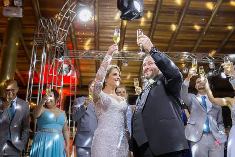 brinde de casamento noiva entrega buque a mãe espaço sumatra louveira noivo chora ao ver noiva entrar noiva escada vestido lustre espaço sumatra louveira casamento no campo interior '