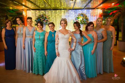 foto diferente em com madrinhas noiva entrega buque a mãe espaço sumatra louveira noivo chora ao ver noiva entrar noiva escada vestido lustre espaço sumatra louveira casamento no campo interior '