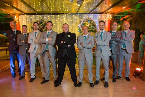 foto diferente com padrinhos noiva entrega buque a mãe espaço sumatra louveira noivo chora ao ver noiva entrar noiva escada vestido lustre espaço sumatra louveira casamento no campo interior '