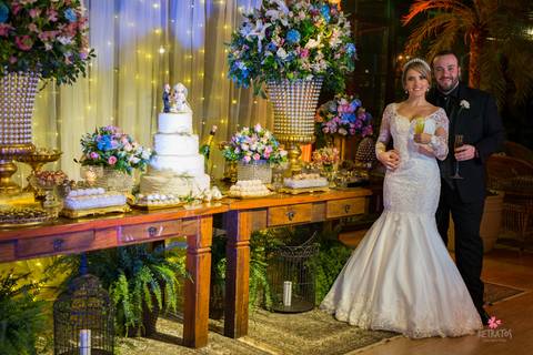 casal na mesa de bolo linda noiva entrega buque a mãe espaço sumatra louveira noivo chora ao ver noiva entrar noiva escada vestido lustre espaço sumatra louveira casamento no campo interior '