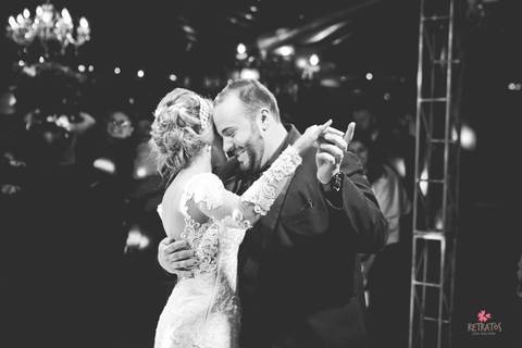 casal casamento sorrindo dança noiva entrega buque a mãe espaço sumatra louveira noivo chora ao ver noiva entrar noiva escada vestido lustre espaço sumatra louveira casamento no campo interior '