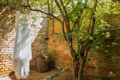 vestido pendurado noiva noiva renda make of mão e aliança casamento campo itatiba foto fotografo retratos video interior sp rustico lindo'