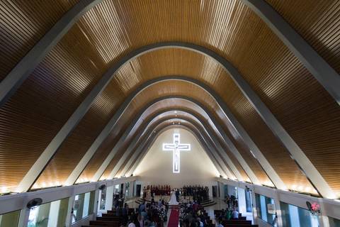 igreja santa cruz itatiba por dentro reformada linda noiva lendo cartao presente noivo casamento campo itatiba foto fotografo retratos video interior sp rustico lindo fazenda ideias julio akio '
