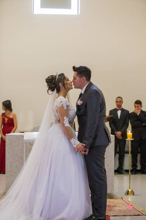 primeiro beijo casados igreja santa cruz itatiba criança entrando nossa senhora igreja santa cruz oitatiba sp noiva lendo cartao presente noivo casamento campo itatiba foto fotografo retratos video interior sp rustico lindo fazenda ideias julio akio '