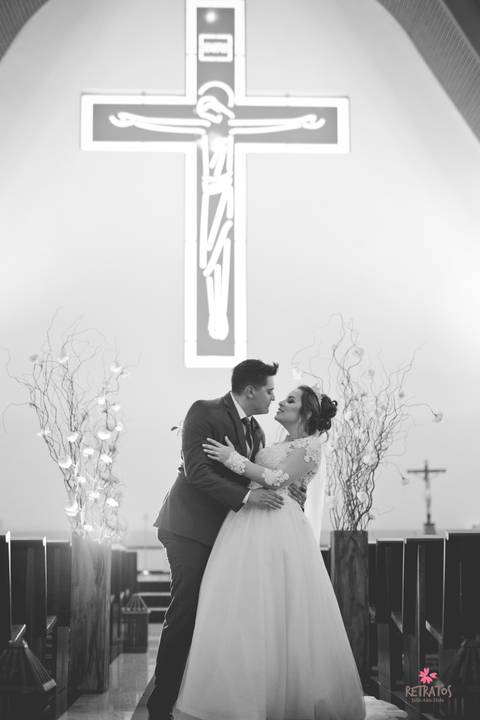 beijo corredor da igreja recem casados santa cruz itatiba criança entrando nossa senhora igreja santa cruz oitatiba sp noiva lendo cartao presente noivo casamento campo itatiba foto fotografo retratos video interior sp rustico lindo fazenda ideias julio a'