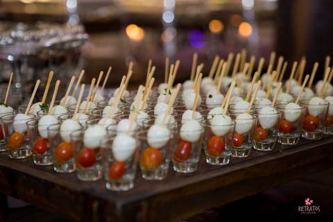 criança entrando nossa senhora igreja santa cruz oitatiba sp noiva lendo cartao presente noivo casamento campo itatiba foto fotografo retratos video interior sp rustico lindo fazenda ideias julio akio '