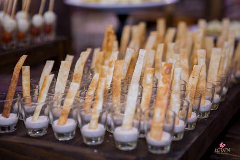 criança entrando nossa senhora igreja santa cruz oitatiba sp noiva lendo cartao presente noivo casamento campo itatiba foto fotografo retratos video interior sp rustico lindo fazenda ideias julio akio wall bufet'