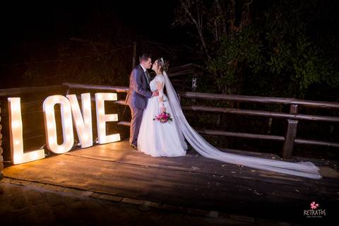 love e casal em foto recem casados itatiba divanas sp criança entrando nossa senhora igreja santa cruz oitatiba sp noiva lendo cartao presente noivo casamento campo itatiba foto fotografo retratos video interior sp rustico lindo fazenda ideias julio akio '