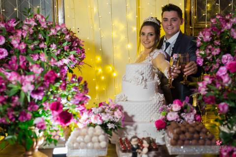 casal recem casados mesa bolo foto linda criança entrando nossa senhora igreja santa cruz oitatiba sp noiva lendo cartao presente noivo casamento campo itatiba foto fotografo retratos video interior sp rustico lindo fazenda ideias julio akio '