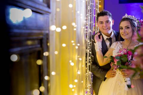 recem casados foto linda divanas itatiba sp criança entrando nossa senhora igreja santa cruz oitatiba sp noiva lendo cartao presente noivo casamento campo itatiba foto fotografo retratos video interior sp rustico lindo fazenda ideias julio akio '
