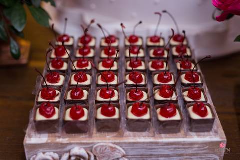 docinhos lindos cereja mesa bolo linda sr doce itatiba sp criança entrando nossa senhora igreja santa cruz oitatiba sp noiva lendo cartao presente noivo casamento campo itatiba foto fotografo retratos video interior sp rustico lindo fazenda ideias julio a'