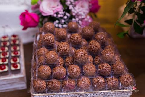 mesa bolo linda brigadeiro sr doces itatiba criança entrando nossa senhora igreja santa cruz oitatiba sp noiva lendo cartao presente noivo casamento campo itatiba foto fotografo retratos video interior sp rustico lindo fazenda ideias julio akio '