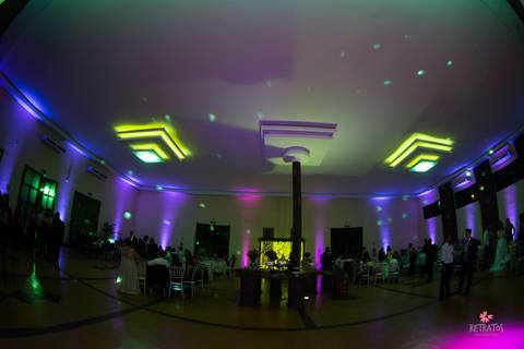 espaço divanas com iluminação itatiba sp criança entrando nossa senhora igreja santa cruz oitatiba sp noiva lendo cartao presente noivo casamento campo itatiba foto fotografo retratos video interior sp rustico lindo fazenda ideias julio akio '