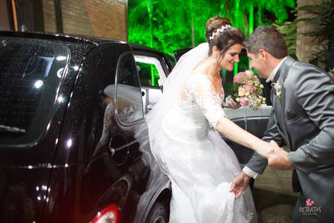 noiva entrando no carro wedding cars jundiai salao neide tuon making of itatiba decoração rustica casamento interior sp itatiba retratos divanas salao foto fotografo casamento julio akio hida'