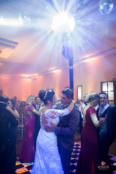 foto casamento canon 85 1.2 noiva entrando no carro wedding cars jundiai salao neide tuon making of itatiba decoração rustica casamento interior sp itatiba retratos divanas salao foto fotografo casamento julio akio hida'