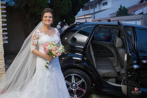 noiva entrando no carro wedding cars jundiai salao neide tuon making of itatiba decoração rustica casamento interior sp itatiba retratos divanas salao foto fotografo casamento julio akio hida'