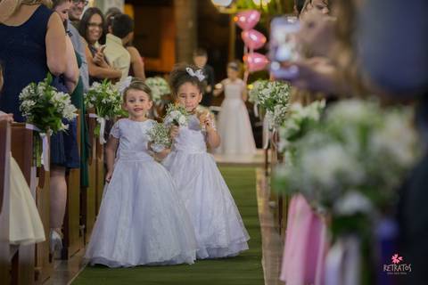 daminhas entrando igreja centenario itatiba sp decoração rustica casamento interior sp itatiba retratos divanas salao foto fotografo casamento julio akio hida'