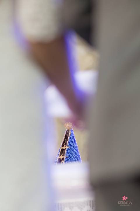 casamento igreja centenario noivos dando a mão e  ns senhora fundo foto artistica igreja centenario decoração rustica casamento interior sp itatiba retratos divanas salao foto fotografo casamento julio akio hida'