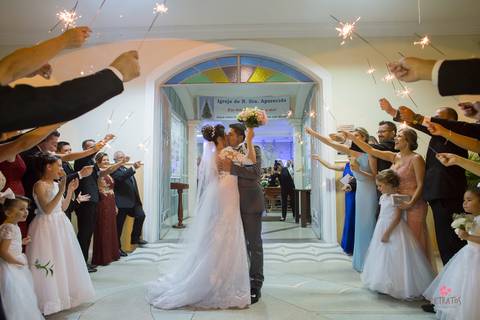 saindo da igreja centenario itatiba sparkes decoração rustica casamento interior sp itatiba retratos divanas salao foto fotografo casamento julio akio hida'