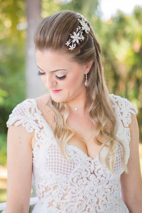 noiva olhando vestido de lado sacada espaço rustico santa isabel itatiba sp interior casamento lindo campo snt snta itatiba louveira foto fotografo retratos julio akio hida melhor fotografo '