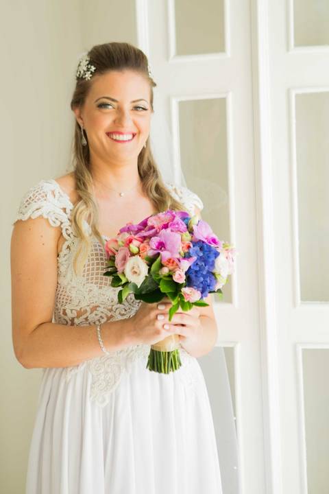 noiva de vestido segurando buque'