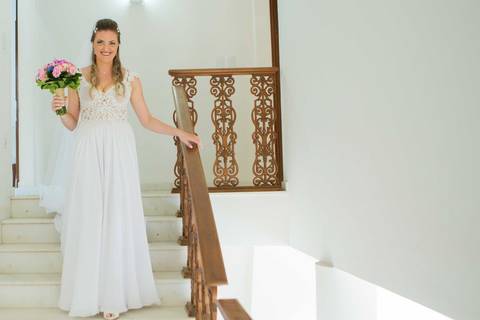 noiva descendo escada noiva na janela sacada espaço rustico santa isabel itatiba sp interior casamento lindo campo snt snta itatiba louveira foto fotografo retratos julio akio hida melhor fotografo '